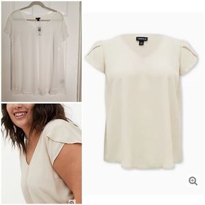 Torrid (2) White Tulip Sleeve Blouse